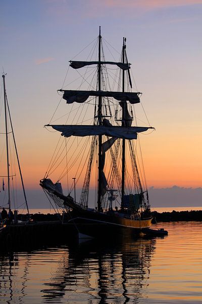 Silhouetted Sunset Großes Schiff vertäut von Imladris Images