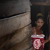 Vrouw met beschilderd gezicht bij woning in Ifaty, Madagaskar van Felix Sedney