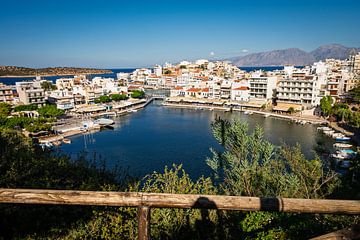 La pittoresque ville portuaire méditerranéenne d'Agios Nicolaos vue d'un point de vue panoramique sur Paul de Kok