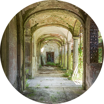 Gewelfde gang naast een Kerk