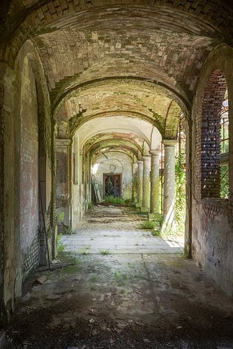 Gewelfde gang naast een Kerk