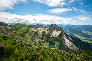 Uitzicht op de lager gelegen Gaisalpsee, de Rubihorn en de Oberallgäu in de Allgäuer Alpen van Leo Schindzielorz