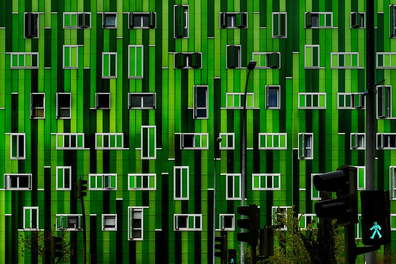 Groene gevel met groen stoplicht von Maerten Prins