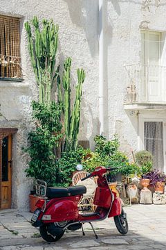 Straat met Vespa in Monopoli, Puglia, Italië van Karlijn Meulman