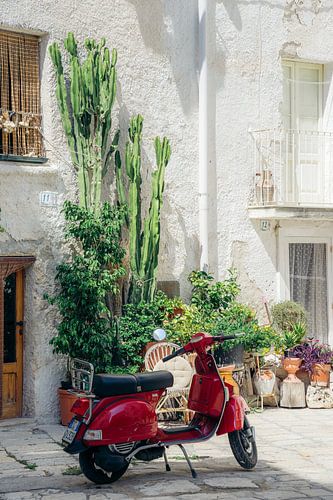 Straat met Vespa in Monopoli, Puglia, Italië