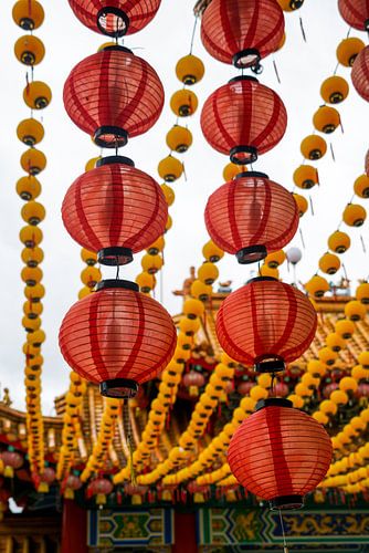 Mélange de lanternes jaunes et rouges, temple Thean Hou, Kuala Lumpur, Malaisie