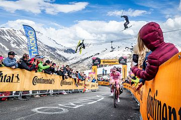 Tadej Pocagar met de Springende Skiers 1 van Leon van Bon