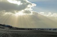 Wolkenstralen boven de kust van Zoutelande van Renzo de Jonge thumbnail