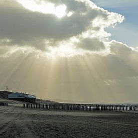 Wolkenstralen boven de kust van Zoutelande van Renzo de Jonge