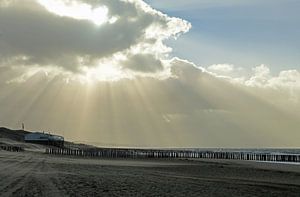 Wolken über der Küste von Zoutelande von Renzo de Jonge