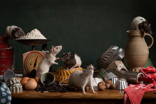 sechs niedliche Ratten in einem Stillleben mit dem Thema "Kuchen backen