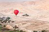Ein roter Heißluftballon in Luxor, Ägypten sur Bart van Eijden Aperçu