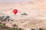 Rode luchtballon boven de oude tempels van Luxor, Egypte van Bart van Eijden thumbnail