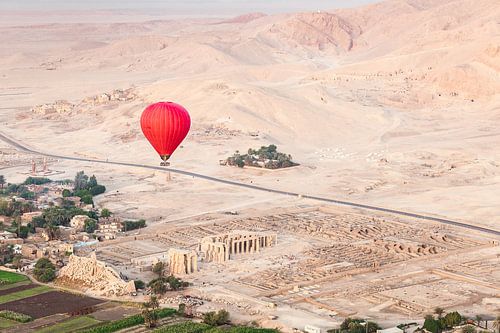 Montgolfière rouge au-dessus des temples anciens de Louxor, Égypte