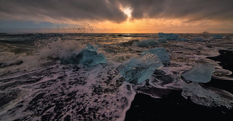 Plage de diamants en Islande au lever du soleil par peterheinspictures