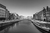 Rokin straat en gracht in Amsterdam tijdens een zonnige ochtend in zwart wit van Sjoerd van der Wal Fotografie thumbnail