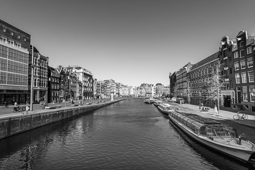 Rokin straat en gracht in Amsterdam tijdens een zonnige ochtend in zwart wit van Sjoerd van der Wal Fotografie
