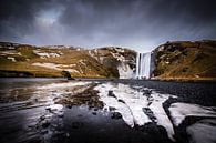 Skogafoss waterval in IJsland van Marcel Alsemgeest thumbnail