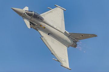 Royal Air Force Typhoon Display Team in actie.