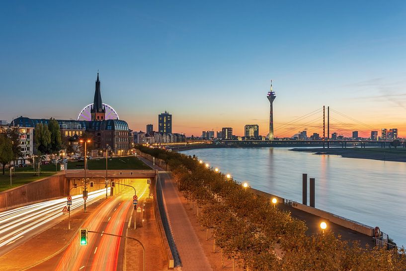 Düsseldorf am Rhein van Michael Valjak