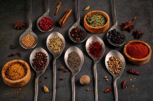 Nature morte, herbes et épices sur fond sombre sur Oda Slofstra