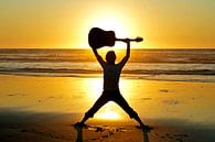 Gitaar muzikant op het strand met zonsondergang van Eye on You thumbnail