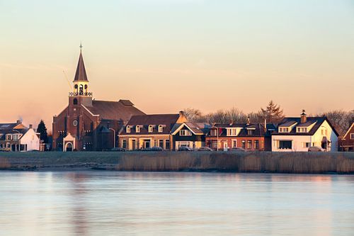 Grote Kerk in Papendrecht tijdens de opkomende zon.