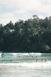 Surfer an einem Strand in Sri Lanka