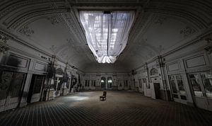 Große Halle in einem verlassenen Hotel von Inge van den Brande