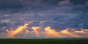 Sonnenstrahlen über dem Wattenmeer