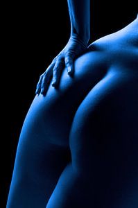 erotischer, weiblicher Akt in blau