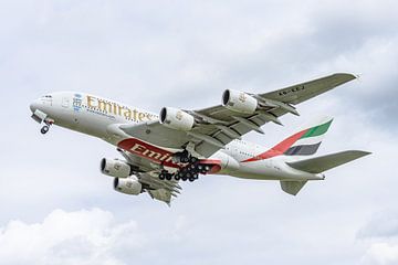 Een Emirates Airbus A380-800 is opgestegen. van Jaap van den Berg