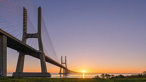 Sonnenaufgang an der Vasco-da-Gama-Brücke, Lissabon, Portugal