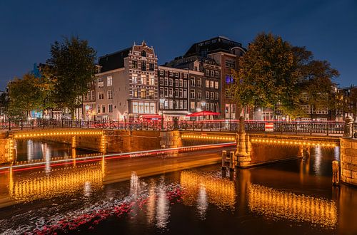 's Avonds varen over de Prinsengracht in Amsterdam