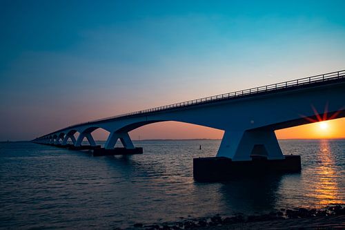 De Zeelandbrug, Zeeland (Nederland) bij zonsopkomst.