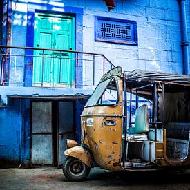 Tuktuk in de blauw geschilderde straten van Jodhpur India van Björn Jeurgens