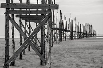An old pier by Jasper Scheffers