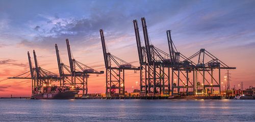 terminal à conteneurs au coucher du soleil de couleur bleu et rouge