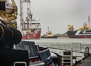 Sleepboot in actie in de haven van  IJmuiden. van scheepskijkerhavenfotografie thumbnail