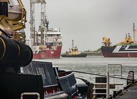 Schlepper in Aktion im Hafen von IJmuiden. von scheepskijkerhavenfotografie