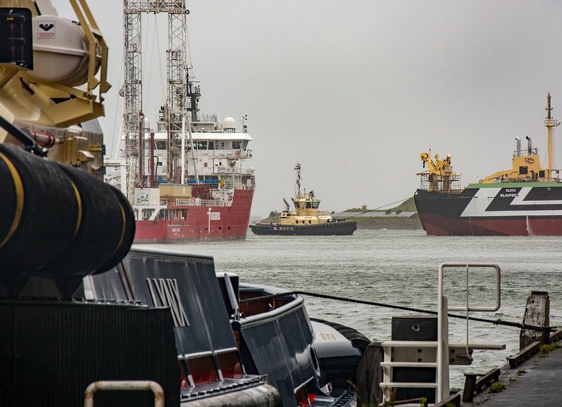 Sleepboot in actie in de haven van  IJmuiden. van scheepskijkerhavenfotografie
