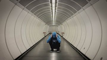 blue hoodie man tunnel zw van HMS