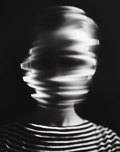 Visage de l'ombre : L'art de la distorsion