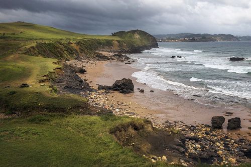  Kustpad naar het strand van Arenal de Moris in Asturië, Spanje