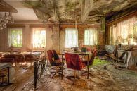 Salle à manger abandonnée en décrépitude. par Roman Robroek - Photos de bâtiments abandonnés Aperçu