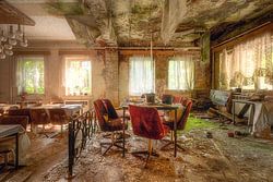 Verlassener Speisesaal im Verfall.