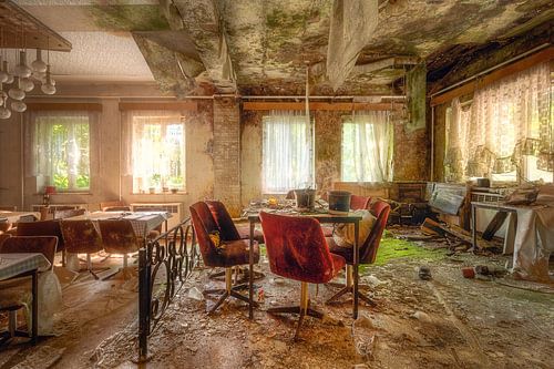 Verlassener Speisesaal im Verfall. von Roman Robroek – Fotos verlassener Gebäude