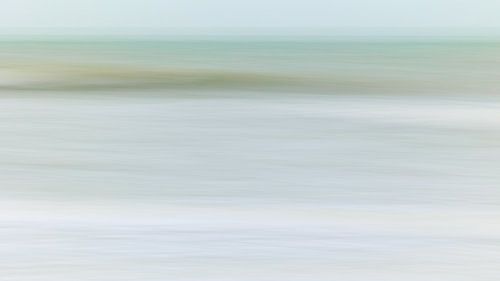 Nortsea. Zachte pastelkleuren van de golven van de Noordzee in het winterse ochtendlicht. Verhouding 16x9 van Anke de Groot