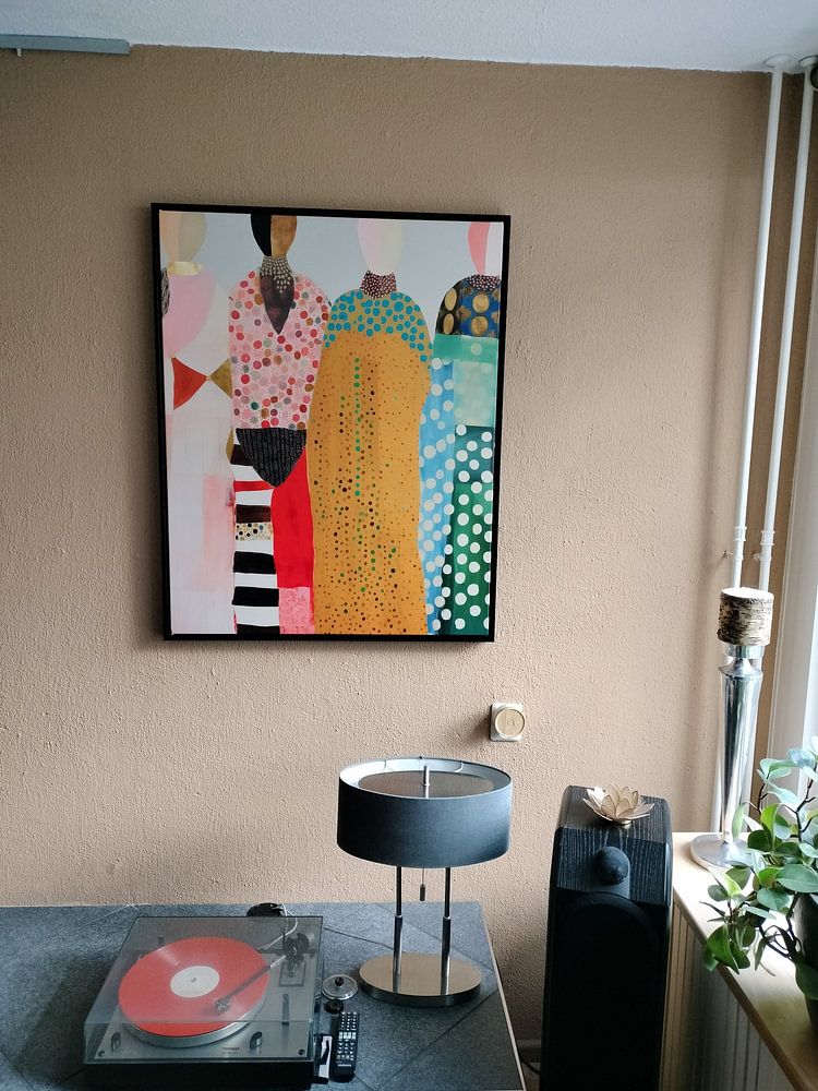 Sisterhood, kleurrijke collage (gezien bij vtwonen)  van Carla Van Iersel 