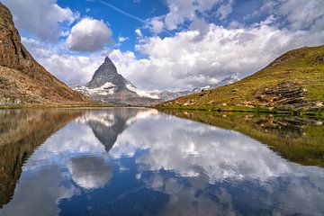 Matterhorn weerspiegeld in het bergmeer van Achim Thomae